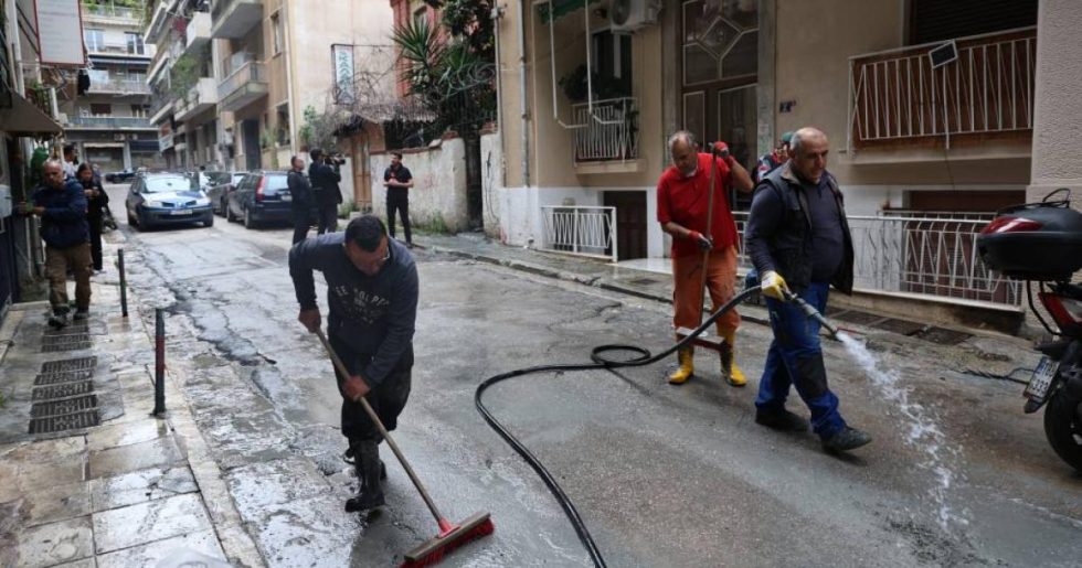 Συνεχίζεται η «μάχη» με το υγρό τσιμέντο στην Κυψέλη - Ερωτήματα για τη διαρροή, ποιοι δρόμοι έχουν κλείσει [βίντεο]